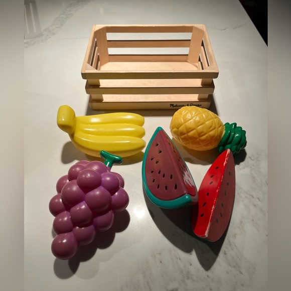 Really fun set of Melissa & Doug kids chefs outfit, wood & plastic pretend food - Picture 7 of 13